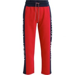 Spodnie sportowe damskie: Tommy Jeans STRAIGHT LEG Spodnie treningowe persian red