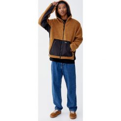 Kurtka ze sztucznego baranka z kieszenią kangurką. Brązowe kurtki męskie marki Pull&Bear, m. Za 199,00 zł.