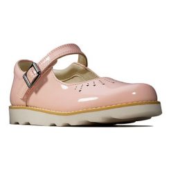 Skórzane baleriny w kolorze jasnoróżowym. Różowe baleriny dziewczęce Clarks, na klamry. W wyprzedaży za 119,95 zł.