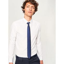 Koszula z mikroprintem slim fit - Biały. Białe koszule męskie na spinki Reserved, m. Za 89,99 zł.