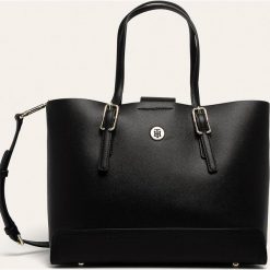 Tommy Hilfiger - Torebka. Czarne torby damskie na zakupy TOMMY HILFIGER, w paski, z poliesteru, duże, z aplikacjami. W wyprzedaży za 499,90 zł.
