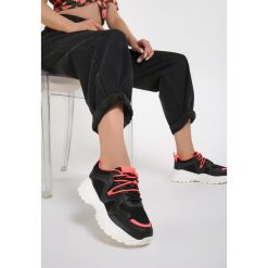 Czarne Sneakersy Euthiaphe. Czarne sneakersy damskie Renee. W wyprzedaży za 69,99 zł.