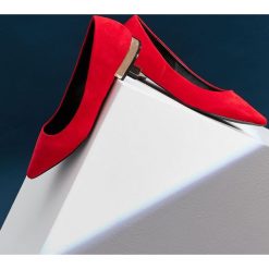 BALETKI W SZPIC Z BŁYSZCZĄCYM OBCASEM. Czerwone baleriny damskie marki Top Secret, z zamszu. W wyprzedaży za 59,99 zł.