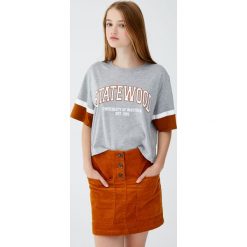 Koszulka college z panelem na rękawie. Szare koszulki damskie marki Pull&Bear, bez wzorów, bez kołnierzyka, z krótkim rękawem. Za 49,90 zł.