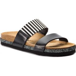 Klapki DR. BRINKMANN - 701349 Schwarz 1. Czarne klapki damskie Dr. Brinkmann, bez wzorów, ze skóry ekologicznej, bez obcasa. W wyprzedaży za 179,00 zł.