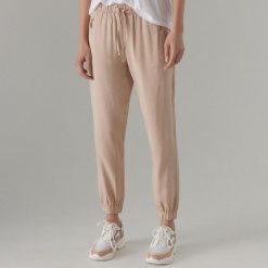 Spodnie jogger fit z lyocellu - Beżowy. Brązowe spodnie damskie Mohito, z lyocellu. Za 99,99 zł.