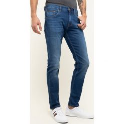 Jeansy Slim Fit TOMMY HILFIGER Bleecker Pstr Pelion MW0MW12698. Niebieskie jeansy męskie TOMMY HILFIGER, m, bez wzorów, z elastanu. W wyprzedaży za 369,00 zł.