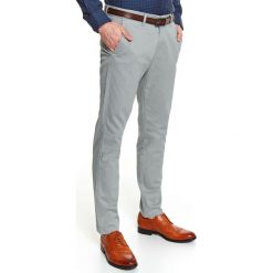 Spodnie dopasowane strukturalne z paskiem. Szare spodnie męskie Top Secret, na co dzień, na jesień, m, w paski, eleganckie, długie. W wyprzedaży za 79,99 zł.