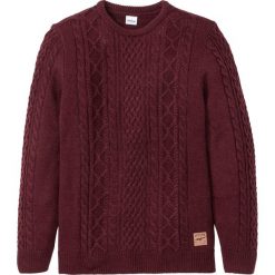 Sweter z dzianinowym wzorem bonprix czerwony klonowy. Czerwone swetry męskie bonprix, s, bez wzorów, z dzianiny, z okrągłym kołnierzem, bez kaptura. Za 109,99 zł.
