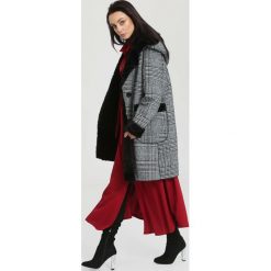 Szaro-Czarny Płaszcz Reformed. Czerwone płaszcze damskie zimowe marki Cropp, l. Za 209,99 zł.