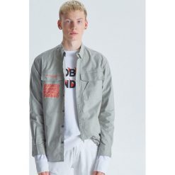 Koszula z tkaniny organicznej kolekcja Noble Vandals - Szary. Szare koszule męskie Cropp, s, bez wzorów, z tkaniny, bez kołnierzyka, bez rękawów. W wyprzedaży za 49,99 zł.