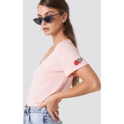 NA-KD T-shirt z haftowaną różą - Pink. Różowe t-shirty damskie marki NA-KD, z haftami, dekolt w kształcie v. Za 72,95 zł.
