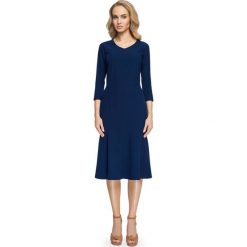 ISABEL Sukienka midi fason rybki z kontrafałdą - granatowa. Sukienki damskie Stylove, s, bez wzorów, z elastanu, eleganckie, bez kołnierzyka, bez rękawów, midi, dopasowane. Za 189,00 zł.