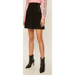 Guess Jeans - Spódnica. Czarne spódniczki damskie Guess Jeans, na co dzień, s, z aplikacjami, z poliesteru, casualowe, mini, rozkloszowane. Za 469,90 zł.