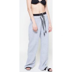 Missguided by Jourdan Dunn - Spodnie. Szare spodnie damskie marki Missguided, bez wzorów, z bawełny, z obniżonym stanem. W wyprzedaży za 89,90 zł.