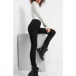 Jeansy skinny z wiązaniem. Czarne boyfriendy damskie Orsay. Za 99,99 zł.