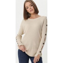 Jasnobeżowy Sweter Heeley. Brązowe swetry damskie Born2be, s, bez wzorów, z dzianiny, bez rękawów, długie, bez kaptura. Za 99,99 zł.
