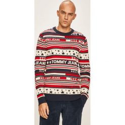 Tommy Jeans - Sweter. Czerwone swetry męskie Tommy Jeans, s, bez wzorów, z bawełny, z okrągłym kołnierzem, bez kaptura. W wyprzedaży za 379,90 zł.