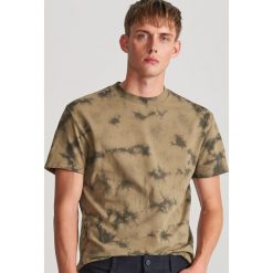 T-shirt z motywem tie-dye - Brązowy. Pomarańczowe t-shirty męskie Reserved, s, bez wzorów, bez kołnierzyka. W wyprzedaży za 29,99 zł.