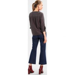 Bluzki damskie: Mint Velvet BRODERIE TASSEL Bluzka ash