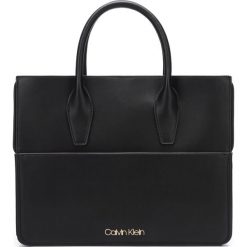 Calvin Klein Torebka Czarny. Czarne torebki klasyczne damskie Calvin Klein, w paski, z materiału, bez dodatków. Za 772,95 zł.
