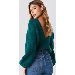 Linn Ahlborg x NA-KD Sweter z głębokim dekoltem na plecach - Green. Zielone swetry klasyczne damskie marki Linn Ahlborg x NA-KD, z dzianiny, z dekoltem na plecach. Za 161,95 zł.