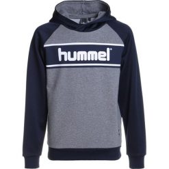 Hummel HOODIE Bluza z kapturem medium melange. Szare bluzy męskie z kapturem marki Hummel, z elastanu. W wyprzedaży za 141,75 zł.