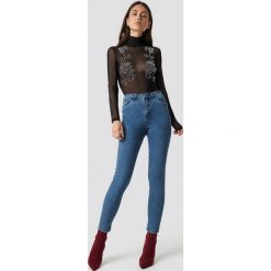 Spodnie damskie: Dilara x NA-KD Jeansy Basic Skinny - Blue