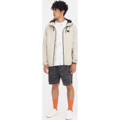Kurtka w żeglarskim stylu z kapturem. Białe kurtki męskie marki Pull&Bear, m, z napisami. Za 69,90 zł.