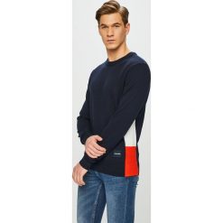 Calvin Klein - Sweter. Niebieskie swetry klasyczne męskie marki Calvin Klein, s, z bawełny, z okrągłym kołnierzem. Za 539,90 zł.