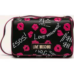 Love Moschino - Torebka. Czarne listonoszki damskie Love Moschino, w paski, ze skóry, na ramię, bez dodatków. W wyprzedaży za 539,90 zł.