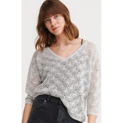 Ażurowy sweter - Srebrny. Szare swetry damskie Reserved, s, bez wzorów, bez rękawów, bez kaptura. Za 79,99 zł.