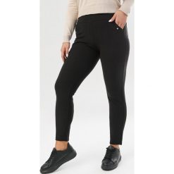 Czarne Spodnie Xenrynne. Czarne spodnie damskie Born2be, xl, bez wzorów, z tkaniny. Za 79,99 zł.