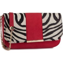 Torebka MENBUR - 765210007 Red. Czerwone torebki klasyczne damskie Menbur, bez wzorów, z materiału, eleganckie, bez dodatków. W wyprzedaży za 299,00 zł.