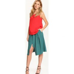 Bluzka bez rękawów. Czerwone bluzki damskie Top Secret, bez wzorów, eleganckie, z dekoltem na plecach, bez rękawów. W wyprzedaży za 39,99 zł.
