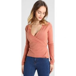 Swetry klasyczne damskie: Fashion Union Petite WRAP Sweter muted clay