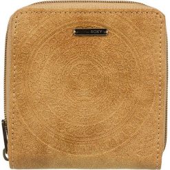 ROXY Carry A Heart Camel Wallet ERJAA03555-NLF0. Brązowe portfele damskie Roxy, bez wzorów, eleganckie, bez dodatków. W wyprzedaży za 109,00 zł.