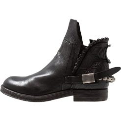 A.S.98 Botki kowbojki i motocyklowe nero. Czarne botki damskie marki A.S.98, ze skóry, bez obcasa, bez zapięcia. Za 839,00 zł.