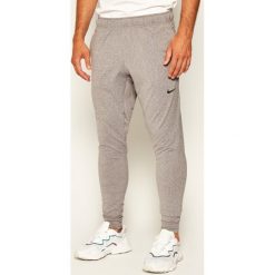 Spodnie dresowe NIKE Dri-FIT Yoga AT5696. Szare jeansy męskie Nike, xs, bez wzorów, z elastanu. Za 249,00 zł.
