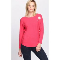 Koralowy Sweter Pretty Cool. Pomarańczowe swetry klasyczne damskie Born2be, l, z okrągłym kołnierzem. Za 74,99 zł.
