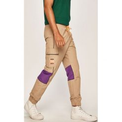 Adidas Originals - Spodnie. Brązowe spodnie męskie adidas Originals, na co dzień, m, bez wzorów, z poliesteru, casualowe. W wyprzedaży za 229,90 zł.