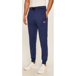 Tommy Sport - Spodnie. Niebieskie spodnie męskie Tommy Sport, s, z nadrukiem, z poliesteru, sportowe. Za 359,90 zł.