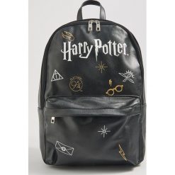 Plecak z nadrukiem Harry Potter - Czarny. Czarne plecaki damskie Sinsay, z nadrukiem. Za 79,99 zł.