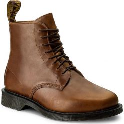 Kozaki DR. MARTENS - Oscar 22703243 Butterscoth. Brązowe botki męskie Dr. Martens, z materiału. W wyprzedaży za 479,00 zł.