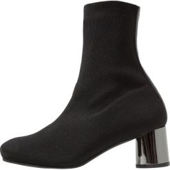 Élysèss Botki black. Czarne botki damskie marki Élysèss, ze skóry, klasyczne, bez obcasa, bez zapięcia. Za 549,00 zł.