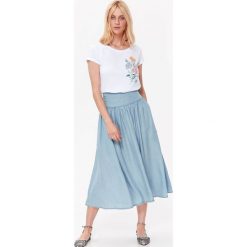 T-SHIRT KRÓTKI RĘKAW DAMSKI Z KWIATOWYM NADRUKIEM. Białe t-shirty damskie marki Top Secret, z nadrukiem, z bawełny, bez kołnierzyka. W wyprzedaży za 19,99 zł.