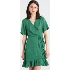 Sukienki hiszpanki: JUST FEMALE RENATA WRAP DRESS Sukienka koszulowa dottle green