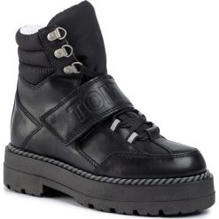 Trapery TOMMY JEANS - Outdoor Leather Flatform Boot EN0EN00623 Black 990. Czarne trapery damskie Tommy Jeans, z jeansu, bez obcasa, bez zapięcia. W wyprzedaży za 419,00 zł.