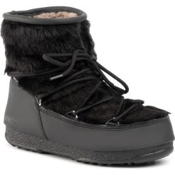 Śniegowce MOON BOOT - Monaco Low Fur Wp 2 240097001 Black 001. Czarne kozaki damskie Moon Boot, na zimę, ze skóry ekologicznej, bez obcasa, bez zapięcia. W wyprzedaży za 469,00 zł.