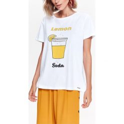 T-SHIRT Z MODNYM NADRUKIEM. Szare t-shirty damskie Top Secret, z nadrukiem. Za 24,99 zł.